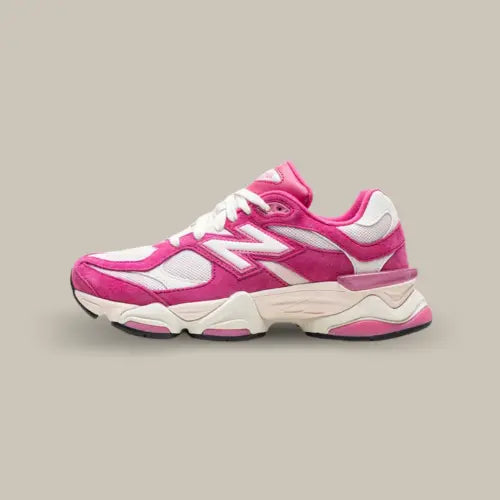La New Balance 9060 Fuchsia Pink vue de côté avec sa base couleur rose et ses empiècements blanc.