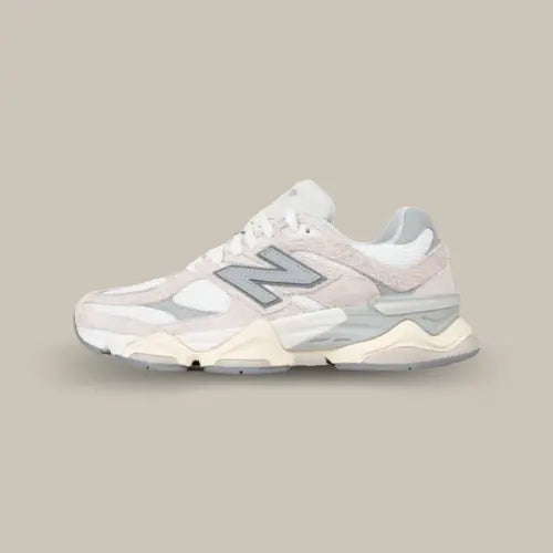 New Balance 9060 Moonbeam Sea Salt vue latérale – sneaker beige et grise au design futuriste, disponible sur Offsneakz.