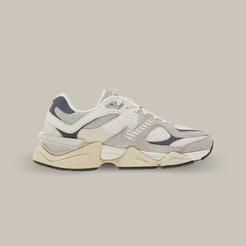 La New Balance 9060 Moonrock Linen de côté avec sa base en mesh crème et ses empiècements en nubuck rosé.