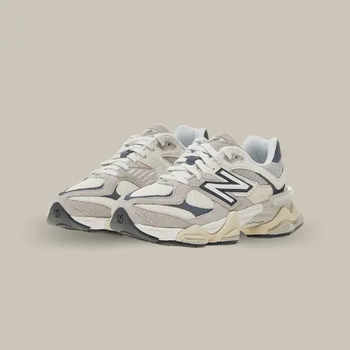 La New Balance 9060 Moonrock Linen propose une base en mesh crème avec des empiècements rosé en nubuck. On retrouve des touches de bleu marine et la semelle ABZORB et SBS vieilli pour conclure cette paire du futur.