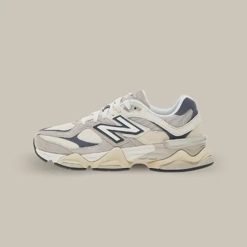 La New Balance 9060 Moonrock Linen de côté avec sa base en mesh crème et ses empiècements en nubuck rosé.