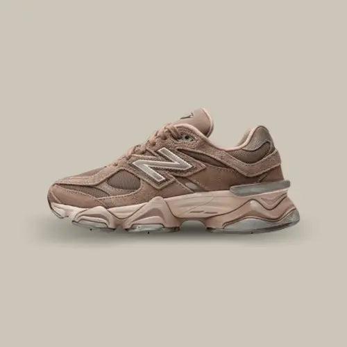 La New Balance 9060 Mushroom Brown vue de côté avec sa base en daim marron et sa semelle futuriste comportant le système Abzorb pour un meilleur confort.