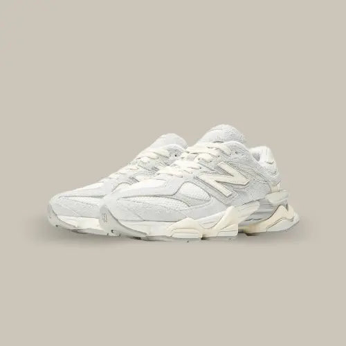 La New Balance 9060 Quartz possède une base en mesh blanc cassé avec des superpositions en cuir de la même couleur et en daim gris. On retrouve la semelle donnant ce côté futuriste à la chaussure avec ses amortis ABZORB et SBS.