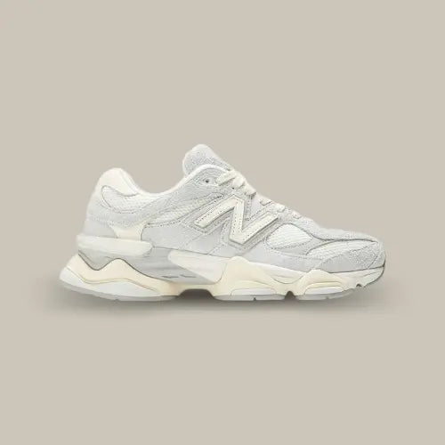 La New Balance 9060 Quartz de côté avec le représentatif de New Balance et son coloris blanc et gris composé de mesh et de daim. On retrouve sa semelle futuriste composé des systèmes ABZORB et ABZORB SBS.