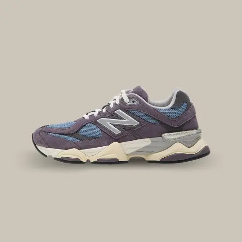 La New Balance 9060 Shadow Purple vue de côté avec sa base bleu et ses empiècements en suède de couleur violet.