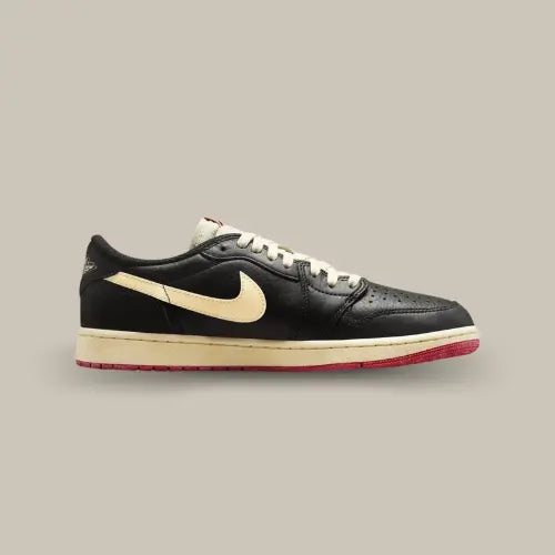 Nigel Sylvester x Air Jordan 1 Low OG Better with Time – sneaker noire en cuir premium avec swoosh crème vieilli et semelle rouge usée, collaboration Jordan. Disponible sur Offsneakz.