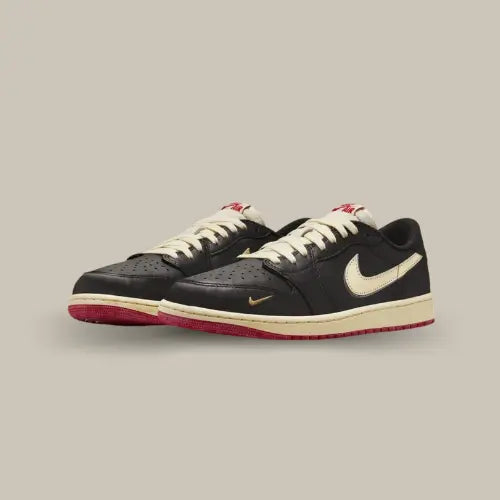 Nigel Sylvester x Air Jordan 1 Low OG Better with Time – paire de sneakers noires avec swoosh crème vieilli, semelle rouge rétro et finitions premium. Disponible sur Offsneakz.