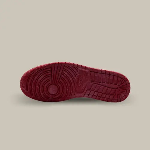 Semelle extérieure rouge usée de la Air Jordan 1 Low OG Nigel Sylvester Better with Time – détail signature de la collaboration Jordan.
