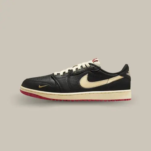 Air Jordan 1 Low OG Nigel Sylvester Better with Time – version collaboration avec cuir noir, mini swoosh doré et semelle rétro crème. Disponible sur Offsneakz.