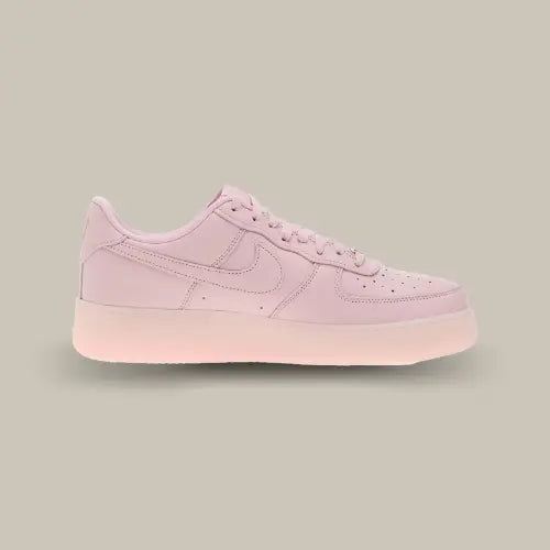 Nike Air Force 1 Low Drake NOCTA Certified Lover Boy Pink Foam – sneaker en cuir premium rose avec swoosh ton sur ton. Disponible sur Offsneakz.