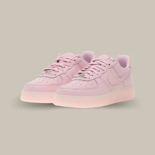 Nike Air Force 1 Low Drake NOCTA Certified Lover Boy Pink Foam – basket tendance rose pastel pour un style streetwear élégant. Disponible sur Offsneakz.