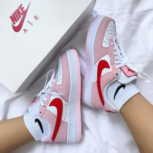 La Nike Air Force 1 Low Love Letter Valentine's Day (2021) portée avec des chaussettes blanches Nike.