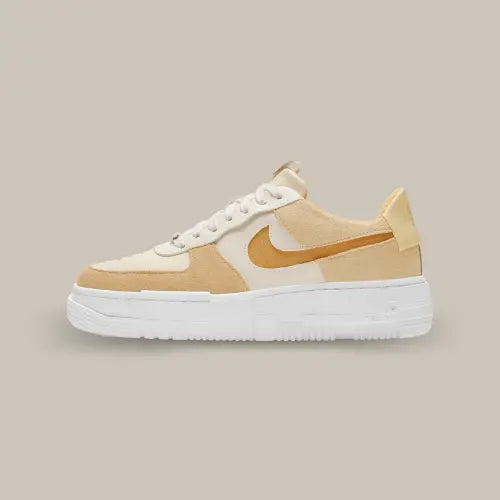 La Nike Air Force 1 Low Pixel Sail Coconut Milk vue de côté avec sa base en cuir et suède allant du blanc cassé au beige.
