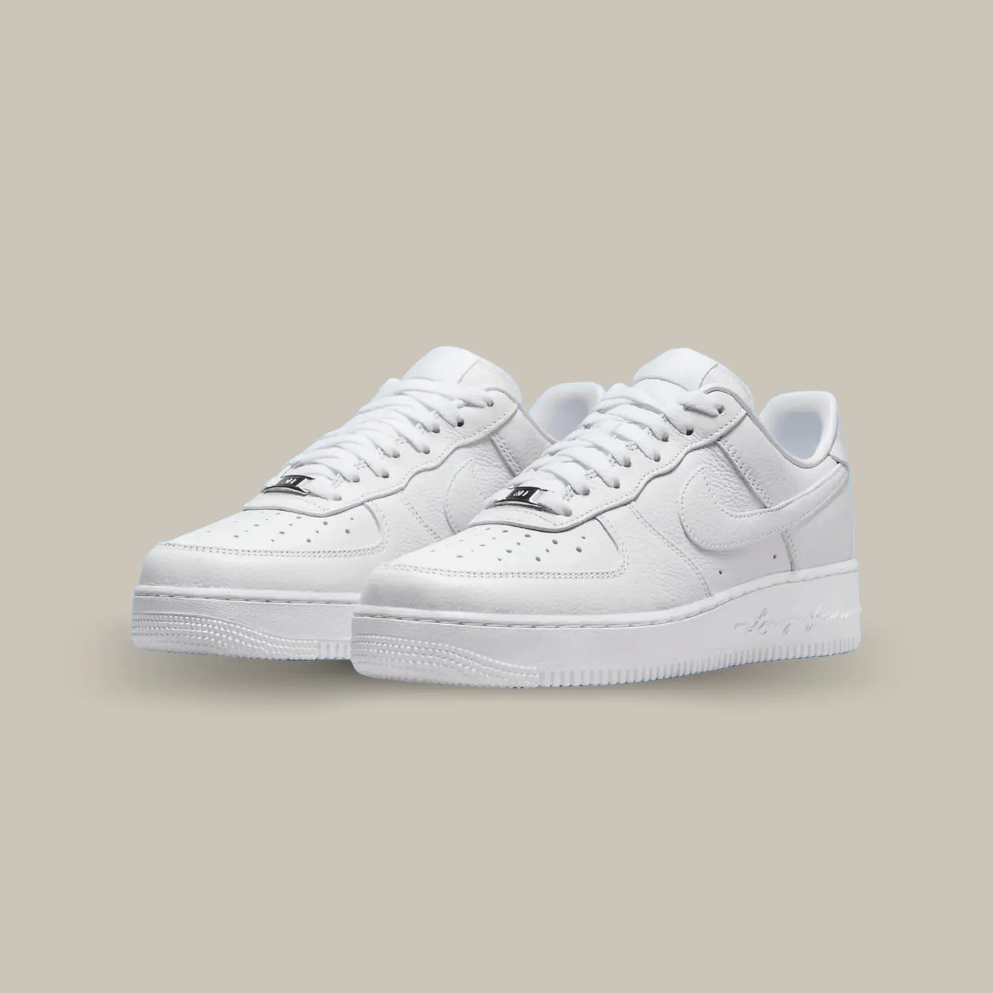 On retrouve quelques détails sur cette Nike Air Force 1 NOCTA faisant l’originalité de la paire, sur le renfort talon de la chaussure gauche, on distingue le logo Nocta tandis que la mention « AIR » sur la semelle a été remplacée par « Love you forever ».