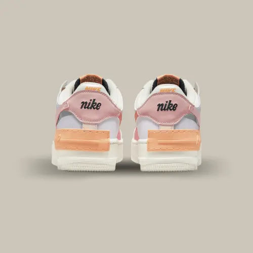 L'arrière de la Nike Air Force 1 Shadow Pink Glaze avec ses superpositions de couleur pastel.