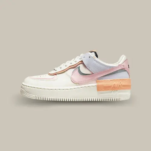 La Nike Air Force 1 Shadow Pink Glaze vue de côté avec son cuir blanc veilli et ses superpositions de couleur pastel.