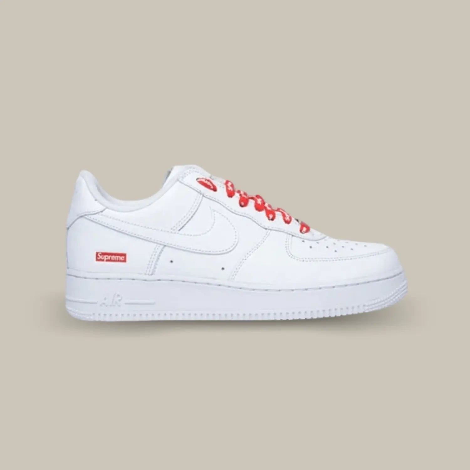 La Air Force 1 Supreme de coté avec son cuir blanc et son logo Supreme au niveau du talon.