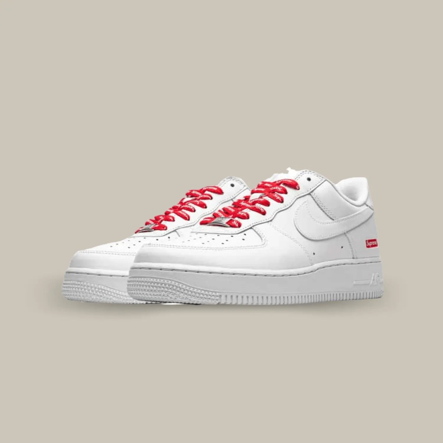 On retrouve une Nike Air Force 1 White Supreme avec son classique cuir blanc et la petite touche Supreme avec le logo sur fond rouge.