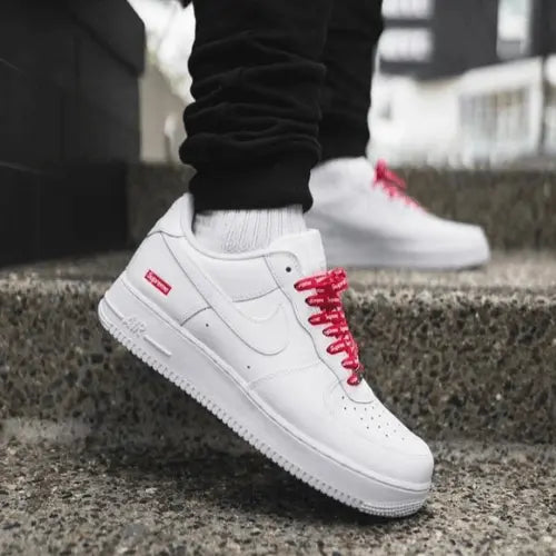 La Nike Air Force 1 Supreme White portée avec un pantalon noir.