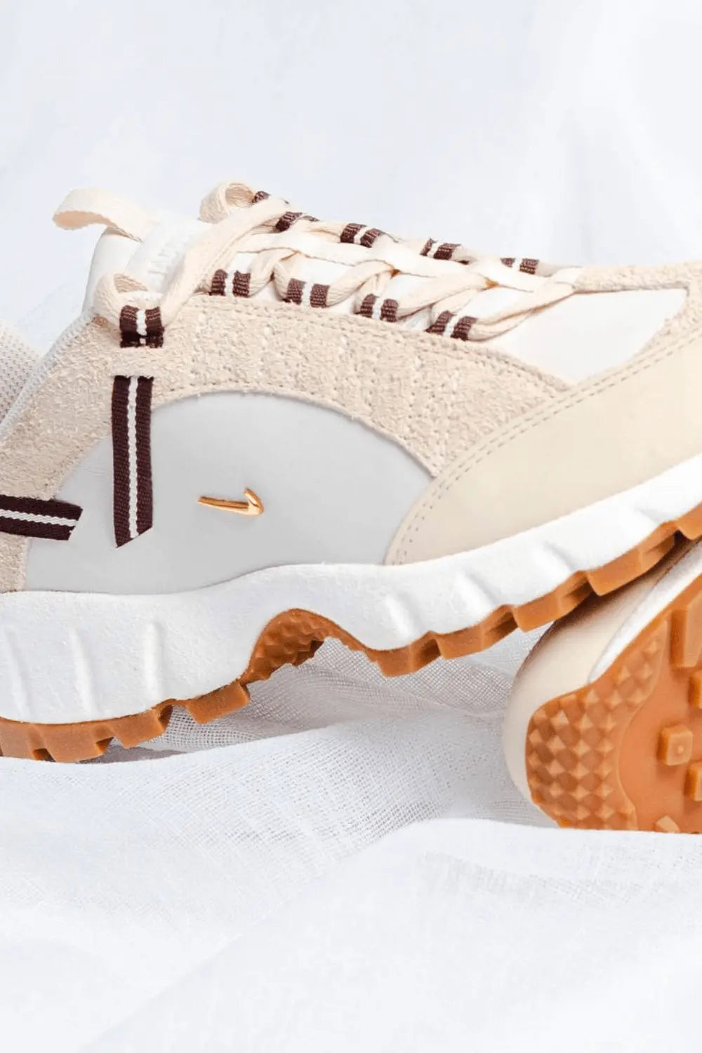 La Nike Air Humara Jacquemus Beige présenté sur un fond blanc.