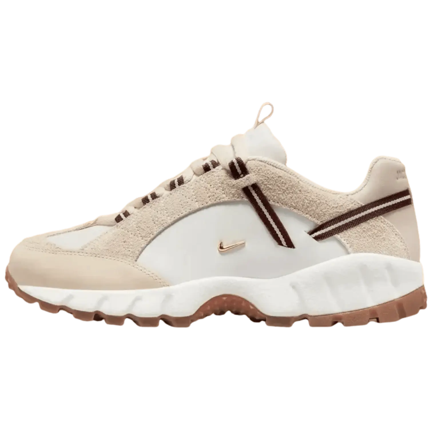 La Nike Air Humara Jacquemus Beige sur un fond transparent.