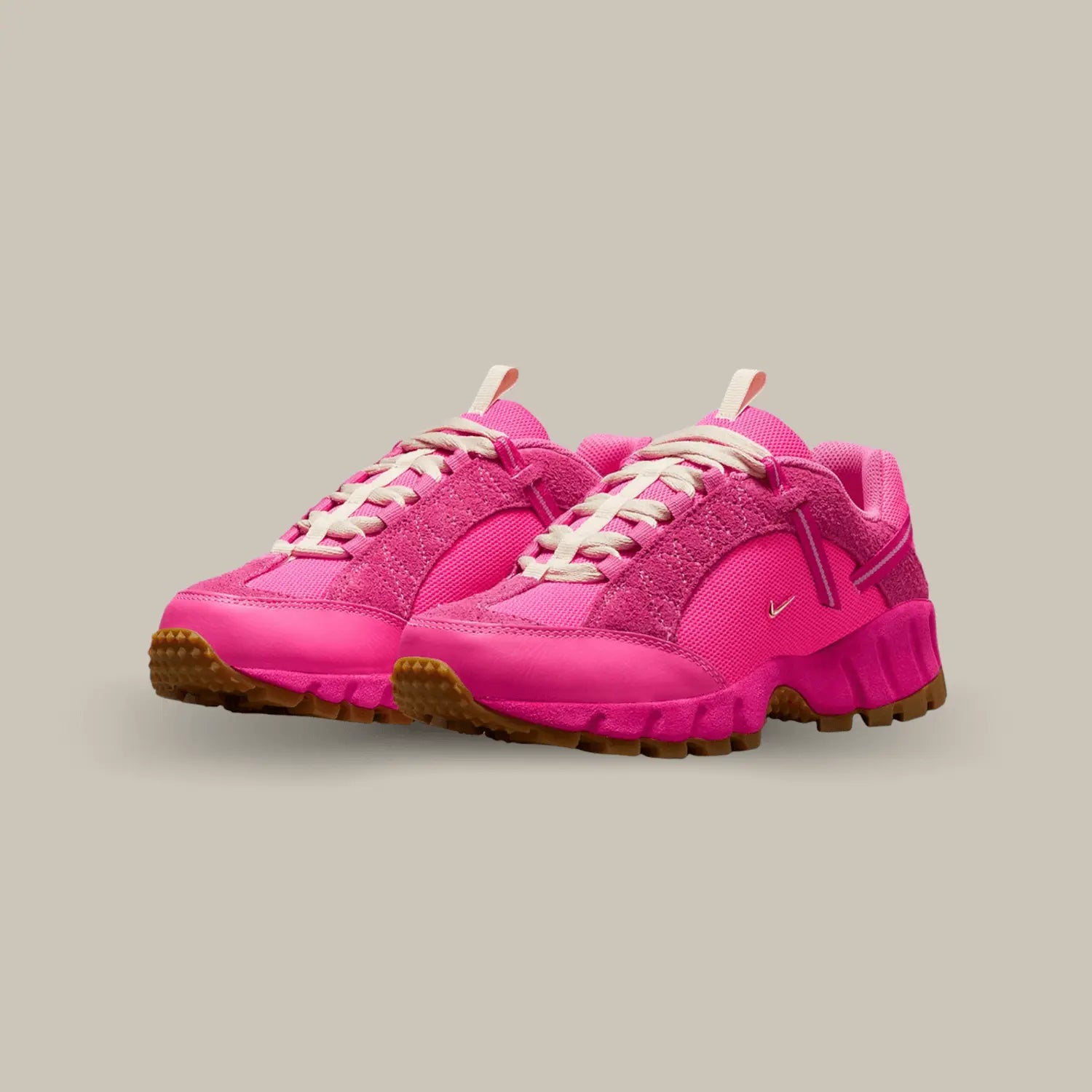 La Nike Air Humara LX Jacquemus Rose possède une base en mesh rose avec deux petit swoosh doré représentatif de la collaboration avec Jacquemus. On retrouve du cuir et du suède ton-sur-ton et une sangle qui accompagne les lacets.