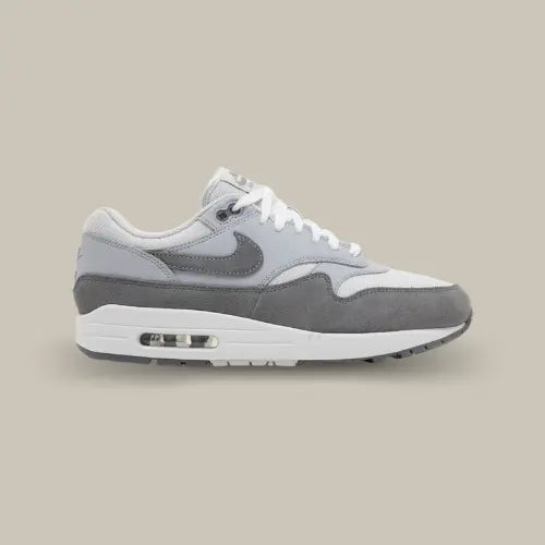 Nike Air Max 1 '87 Photon Dust Wolf Grey vue latérale intérieure, sneaker en mesh blanc cassé et suede gris avec unité Air visible, design iconique et look streetwear élégant.