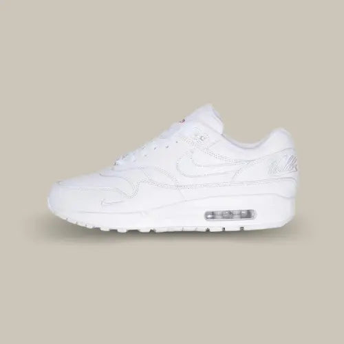 La Nike Air Max 1 '87 SP Supreme Triple White vue de côté avec un coloris monochrome blanc.