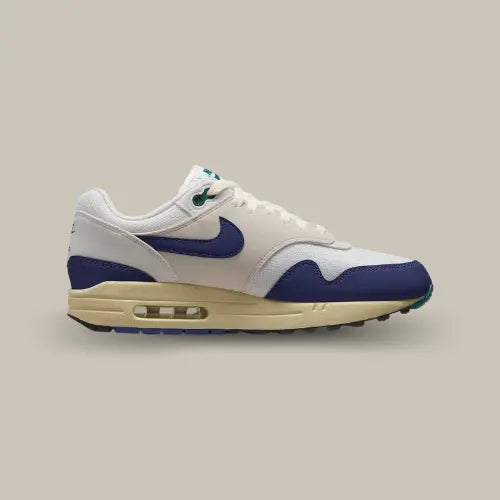 Nike Air Max 1 Athletic Department Deep Royal Blue vue latérale intérieure, sneaker en mesh blanc et cuir bleu royal avec semelle vintage crème et unité Air visible, design rétro running authentique.