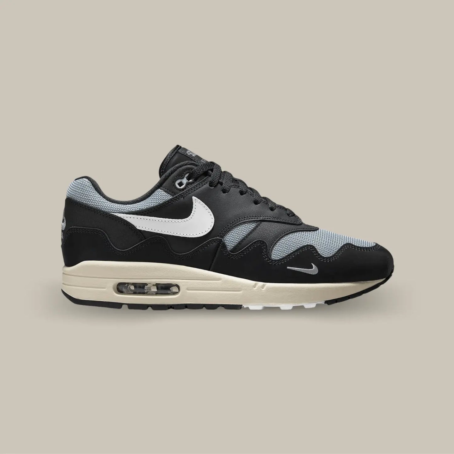 La Nike Air Max 1 Patta Black Grey vue de coté avec sa teinte noir et grise.