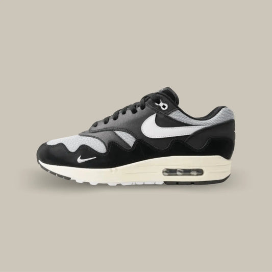 La Nike Air Max 1 Patta Black Grey vue de coté avec sa teinte noir et grise.