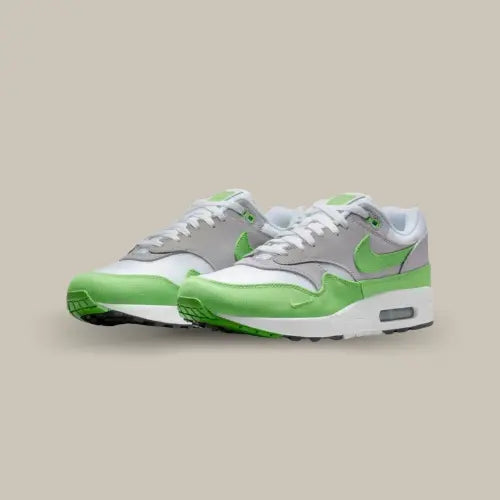 La Nike Air Max 1 Patta Chlorophyll s'inspire énormément de la silhouette originel avec des rappels de vert en suède ainsi que le logo "Patta" sur la languette pour célébrer les 20 ans du modèle !