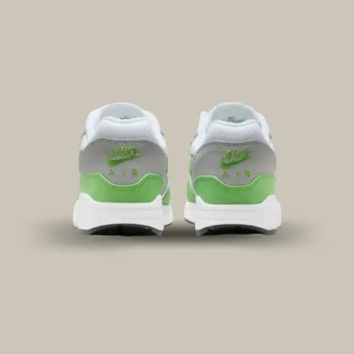 L'arrière de la Nike Air Max 1 Patta Chlorophyll (2024) avec sa base grise, son empiècement vert et le logo Nike Air écrit en vert.