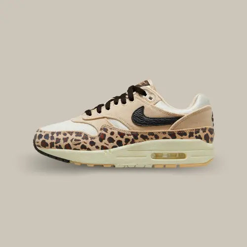 La Nike Air Max 1 '87 Sesame Leopard vue de côté avec sa base en mesh marron clair et son empiècements au niveau du mudguard en leopard.