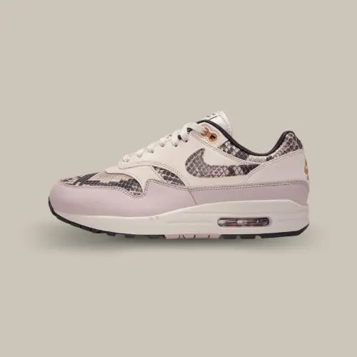 La Nike Air Max 1 Snakeskin Light Orewood Brown vue de côté avec sa base grise et ses empiècements en serpent.