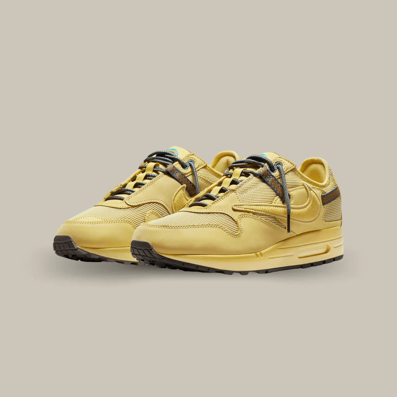 La Nike Air Max 1 Travis Scott Cactus Jack Saturn Gold dispose d’une base en mesh jaune « Wheat » avec différents empiècements de la même couleur en daim. On retrouve le swoosh inversé qui a fait le succès de la collaboration entre Nike et Cactus Jack. On trouve un branding Cactus Jack sur le talon et la languette.