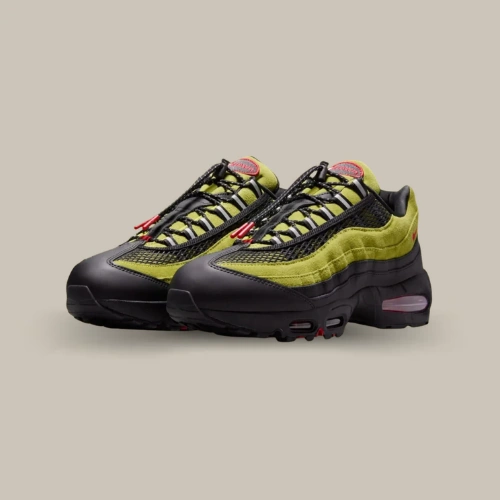 Paire de Nike Air Max 95 Big Bubble x Aya Brown Atomic Green verte et noire avec détails rouges, vue de trois quarts – OFFSNEAKZ.