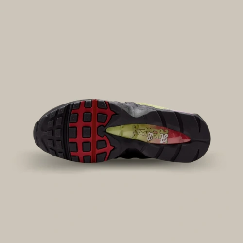 Semelle extérieure de la Nike Air Max 95 Big Bubble x Aya Brown avec détails rouges et signature de l’artiste, vue de dessous – OFFSNEAKZ.