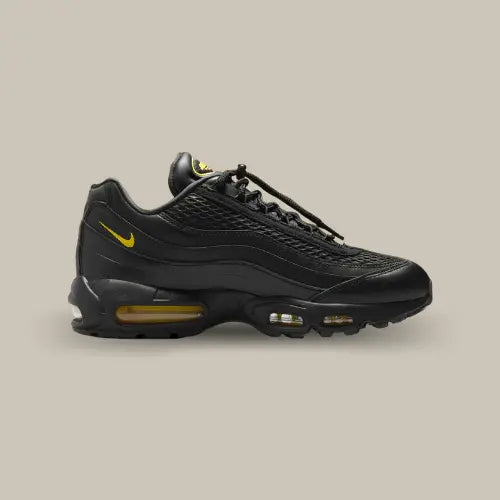 La Nike Air Max 95 Corteiz Honey Black vue de côté avec sa base en cuir noir et le logo Nike jaune assortie aux bulles du système Air.