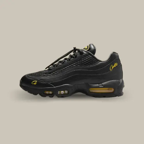 La Nike Air Max 95 Corteiz Honey Black vue de côté avec sa base en cuir noir et les logos Corteiz jaune assorties aux bulles du système Air.