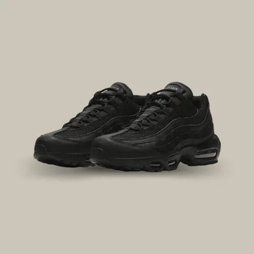 La Nike Air Max 95 Essential Black est un hommage à l’élégance intemporelle avec un design entièrement noir qui respire la sophistication et la polyvalence. Conçue pour les amateurs de sneakers et les adeptes de style urbain, cette paire iconique se distingue par ses matériaux haut de gamme, alliant cuir, mesh et renforts synthétiques pour un look robuste et épuré. La semelle intermédiaire intègre les célèbres unités Air visibles, offrant un amorti inégalé et un confort optimal tout au long de la journée. 