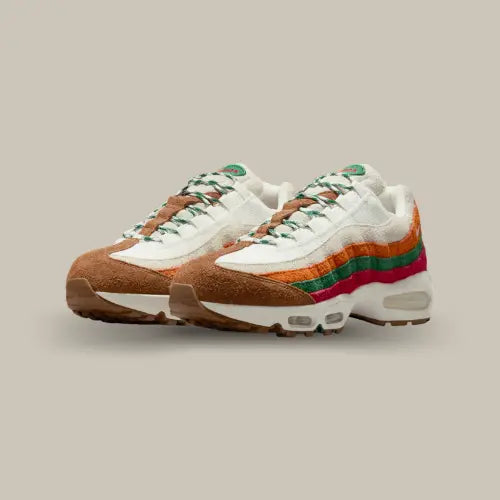 Paire de Nike Air Max 95 OG Big Bubble 7-Eleven vue de trois quarts avec détails marron, orange, vert et rouge sur base blanche. Disponbile sur Offsneakz.