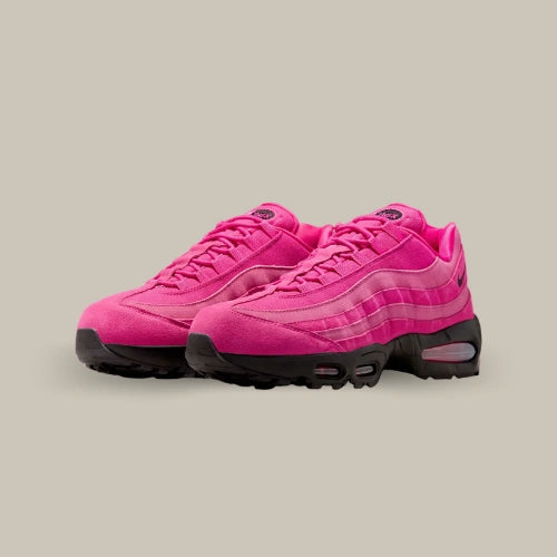 1. Nike Air Max 95 OG Big Bubble Fireberry rose – paire de sneakers vue de trois quarts. Disponible sur Offsneakz.