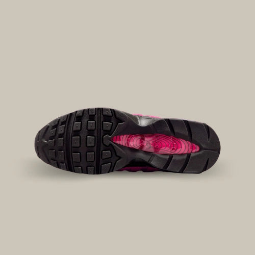 Semelle extérieure Nike Air Max 95 OG Big Bubble Fireberry noire et rose – vue de dessous. Disponible sur Offsneakz.