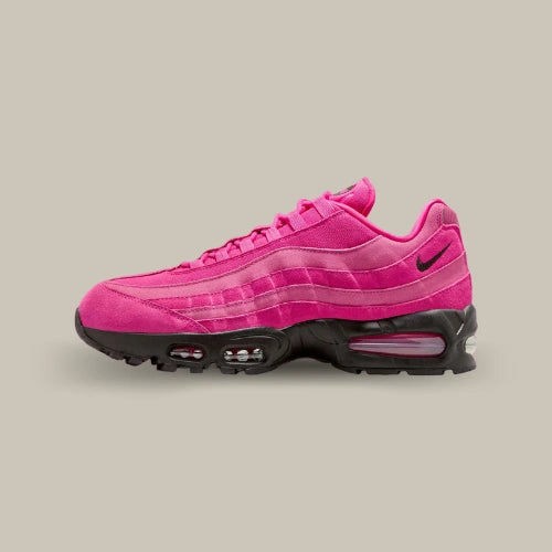 Nike Air Max 95 OG Big Bubble Fireberry – profil rose avec Swoosh noir et bulles Air visibles. Disponible sur Offsneakz.