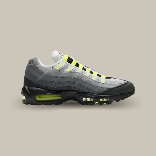 La Nike Air Max 95 OG Big Bubble Neon vue de côté avec son dégradé de couleur allant du gris au noir avec le système Air composé de bulles jaune.
