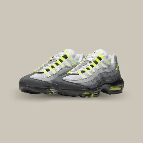 Ressortez les archives ! La Nike Air Max 95 OG Big Bubble Neon revient dans sa forme la plus fidèle, avec sa silhouette futuriste et son iconique dégradé gris rehaussé d’accents néon qui captent immédiatement le regard. Véritable pilier de la culture sneaker, ce modèle révolutionnaire signé Nike a changé la donne à sa sortie, en intégrant pour la première fois des unités Air Max visibles à l’avant du pied.
