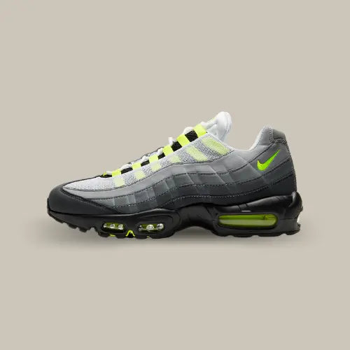 La Nike Air Max 95 OG Big Bubble Neon vue de côté avec son dégradé de couleur allant du gris au noir avec le système Air composé de bulles jaune.