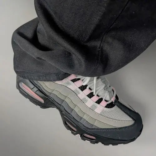 La Nike Air Max 95 OG Big Bubble Pink Foam portée avec un jean large noir.