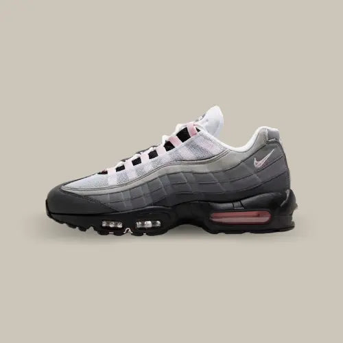 La Nike Air Max 95 OG Big Bubble Pink Foam vue de côté avec sa base allant du gris clair au gris foncé avec son système Air comportant des bulles de couleur rose.
